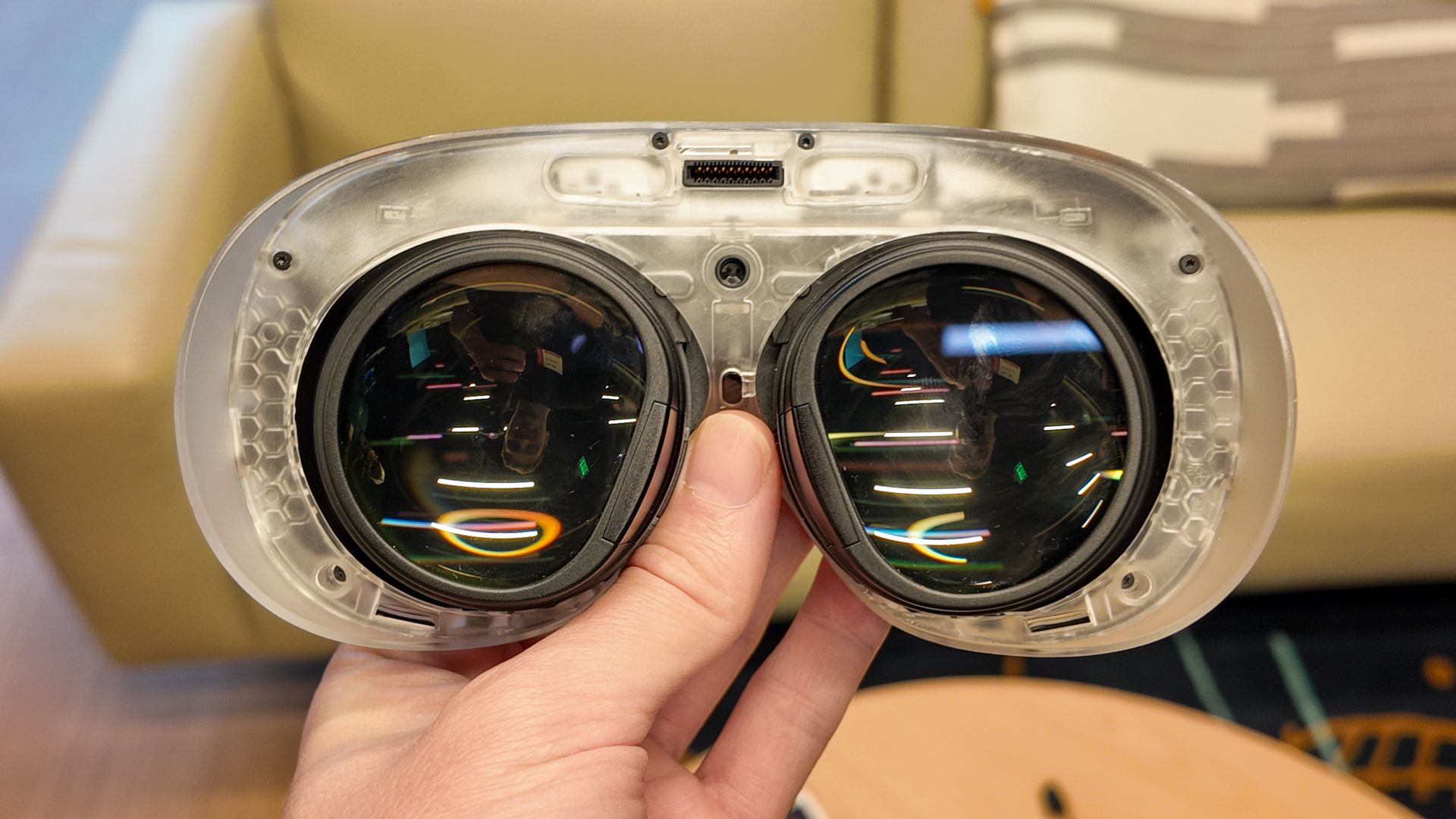 Ο νέος αντίπαλος Meta Quest της Valve ολοκληρώνει το όραμα του υβριδικού παιχνιδιού που ξεκίνησε η εταιρεία με την κυκλοφορία του Steam Deck, επιτρέποντάς σας ακόμη και να φορτώνετε εφαρμογές Android για πρόσθετη ευελιξία. Πώς συγκρίνεται όμως με το Quest 3;