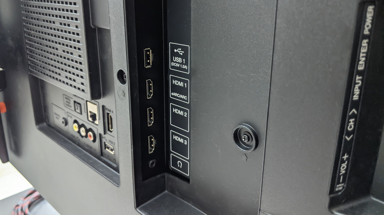 Θύρες HDMI στο πίσω μέρος μιας τηλεόρασης με θύρα eARC με ετικέτα