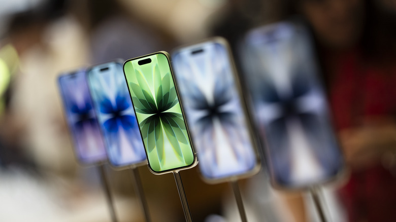 Το τυπικό μοντέλο iPhone 17 στην οθόνη.