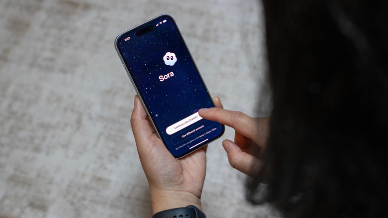 Άτομο που συνδέεται στην εφαρμογή Sora στο smartphone του