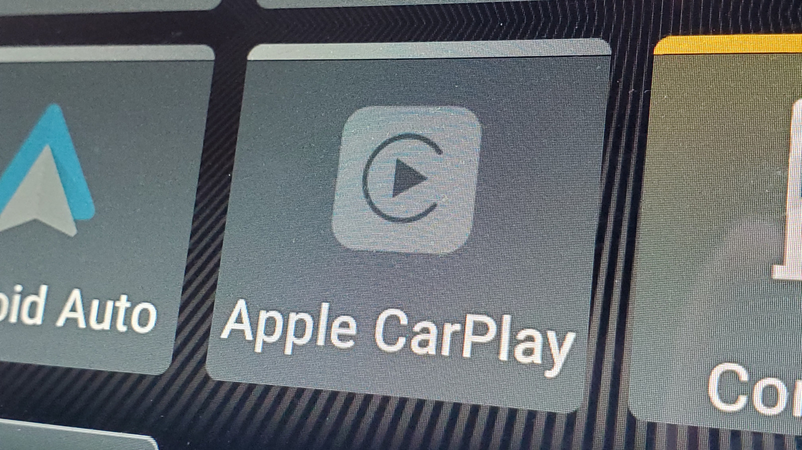 Οι κάτοχοι Android Auto και Apple CarPlay μπορούν να χρησιμοποιήσουν αυτό το καθολικό gadget USB