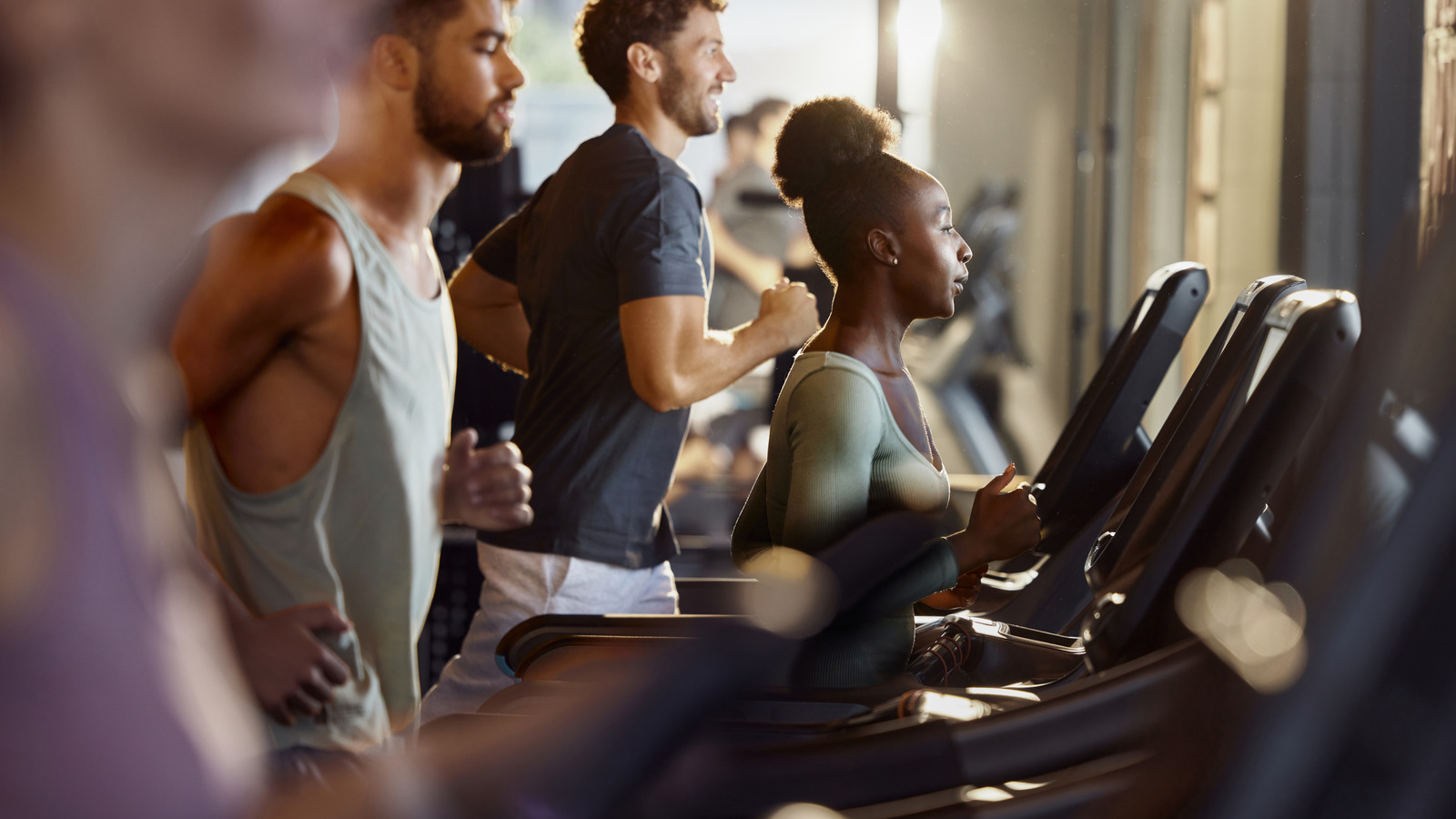 4 τρόποι για να χρησιμοποιήσετε τη θύρα USB του διαδρόμου σας για να βελτιώσετε την προπόνησή σας