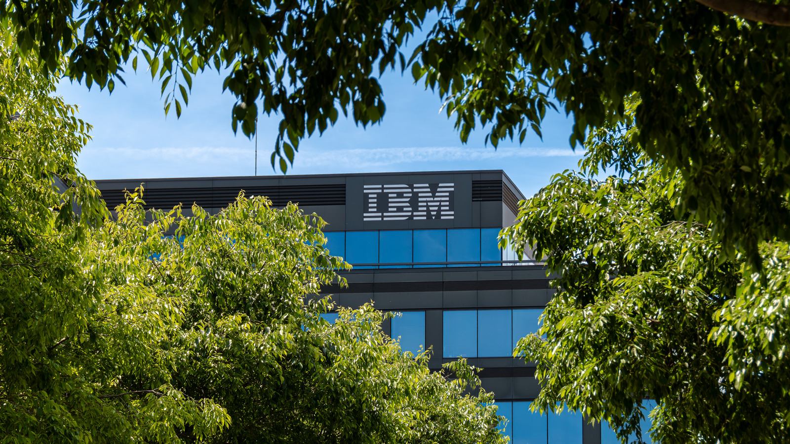 Η IBM προσπάθησε να αντικαταστήσει το εργατικό δυναμικό της με τεχνητή νοημοσύνη, αλλά προσέλαβε περισσότερους ανθρώπους