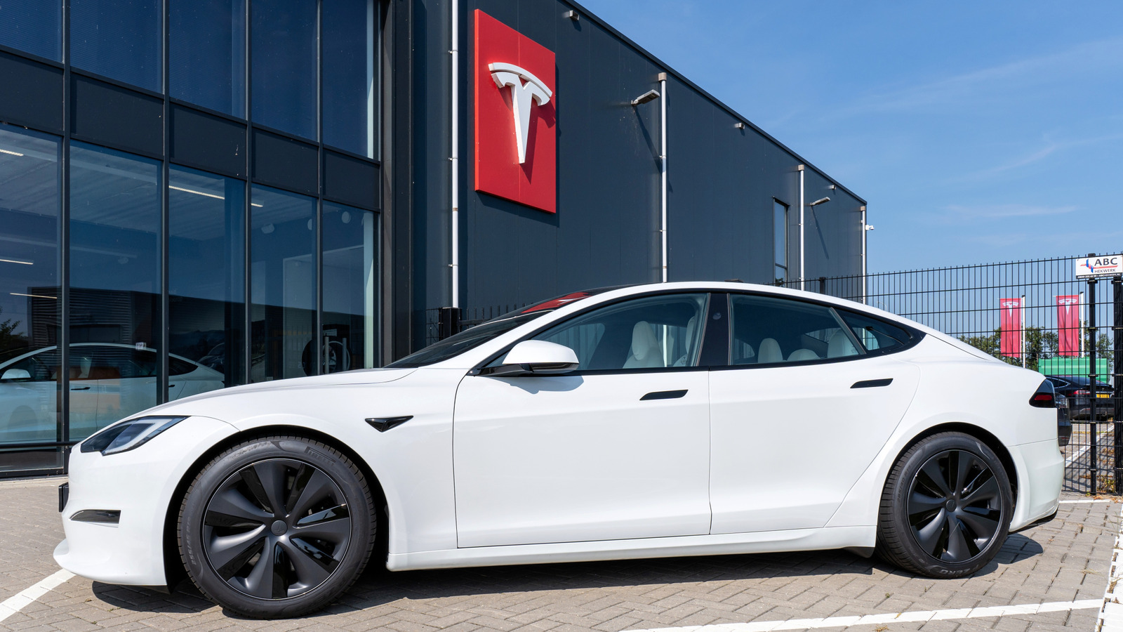 Είτε το πιστεύετε είτε όχι, η Tesla θέλει τώρα να προσθέσει το CarPlay στα οχήματά της