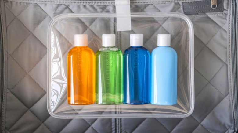 Υγρά που αποθηκεύονται σε τέσσερα δοχεία σε σακούλα με φερμουάρ.