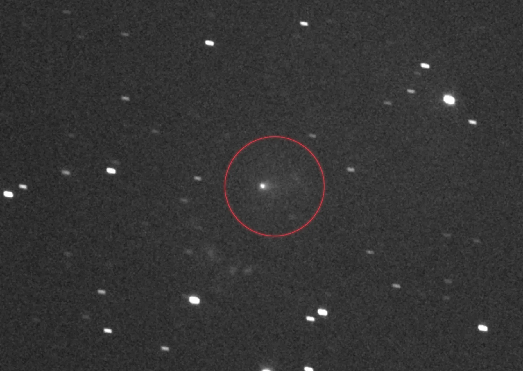 μια ασπρόμαυρη φωτογραφία ενός κομήτη