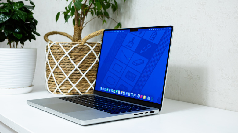 Ο φορητός υπολογιστής M5 MacBook Pro σε ένα γραφείο.