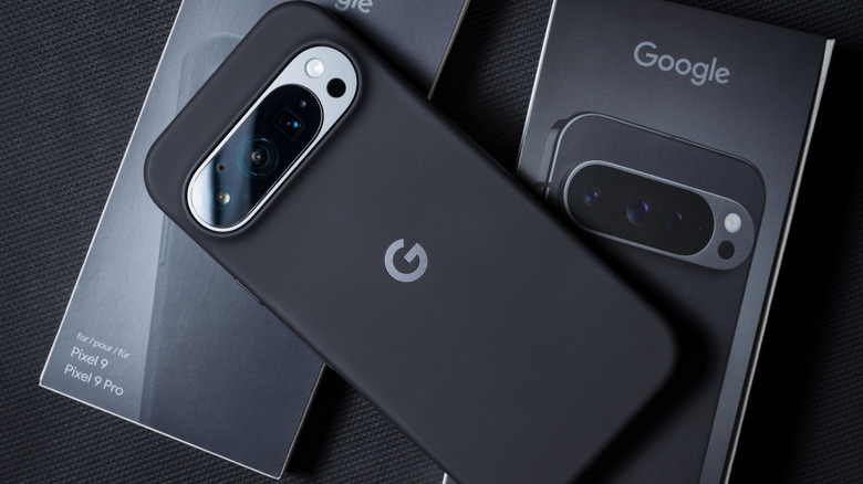 Google Pixel 9 Pro με θήκη σε δύο κουτιά Pixel