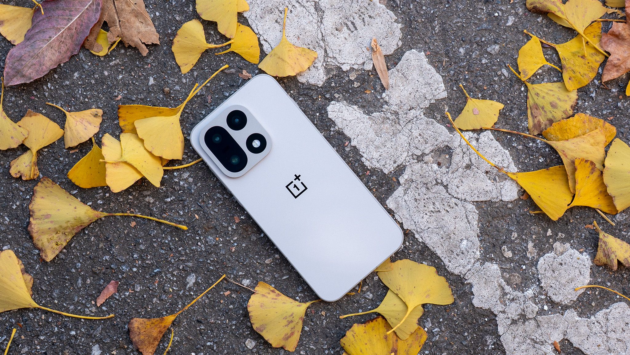 Το OnePlus 15 κάνει το ντεμπούτο του νωρίς παγκοσμίως, αλλά οι οπαδοί των ΗΠΑ περιμένουν περισσότερο