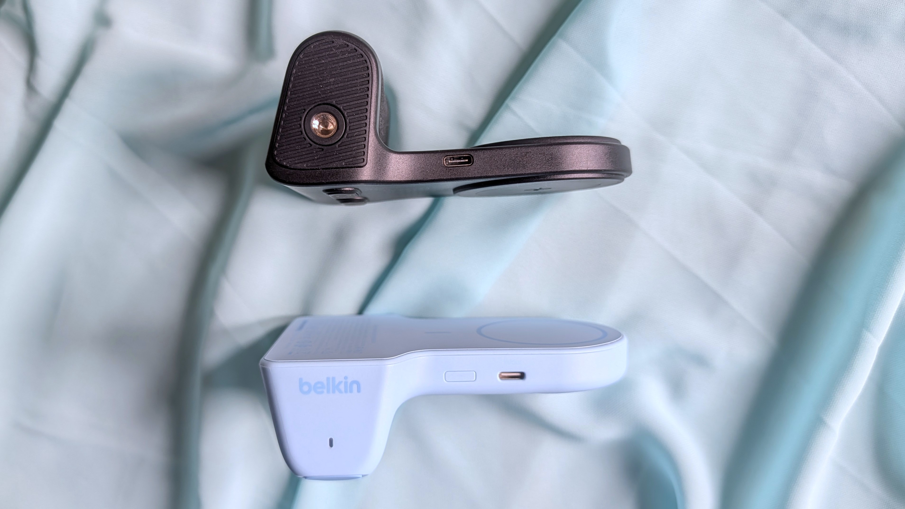 Βάσεις τροφοδοσίας Belkin Stage PowerGrip και KraftGeek PowerShutter