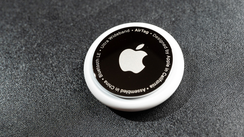 AirTag σε σκούρο φόντο