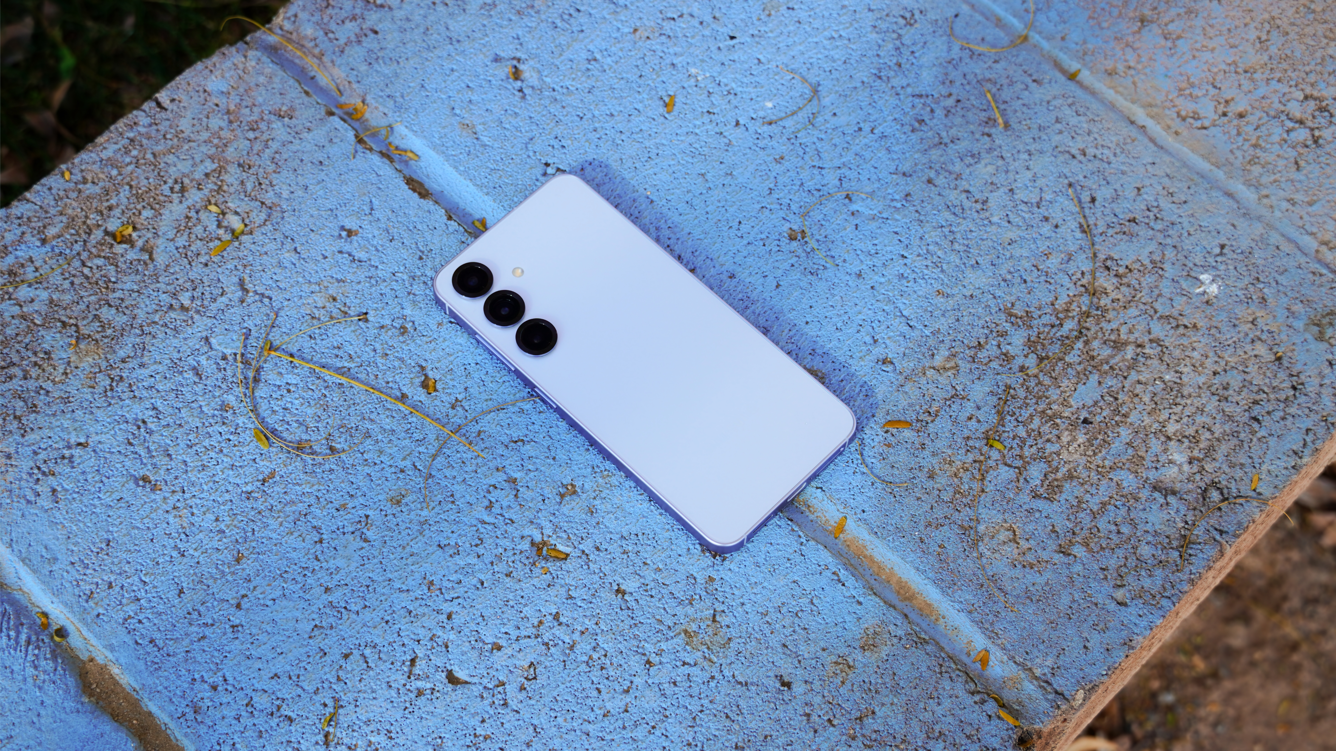 Μια φωτογραφία του Samsung Galaxy S25 σε εξωτερικούς χώρους.
