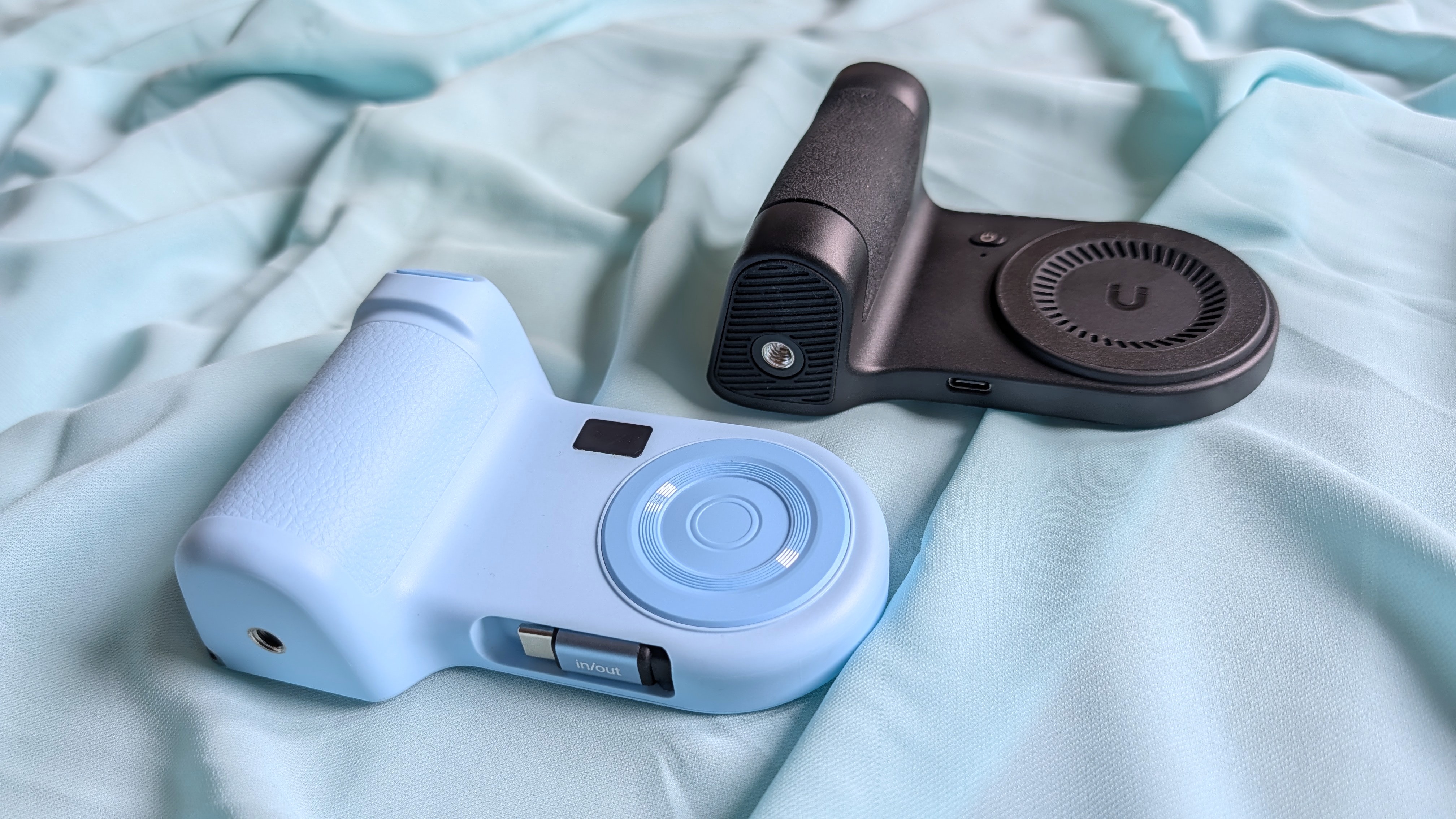 Βάσεις τροφοδοσίας Belkin Stage PowerGrip και KraftGeek PowerShutter