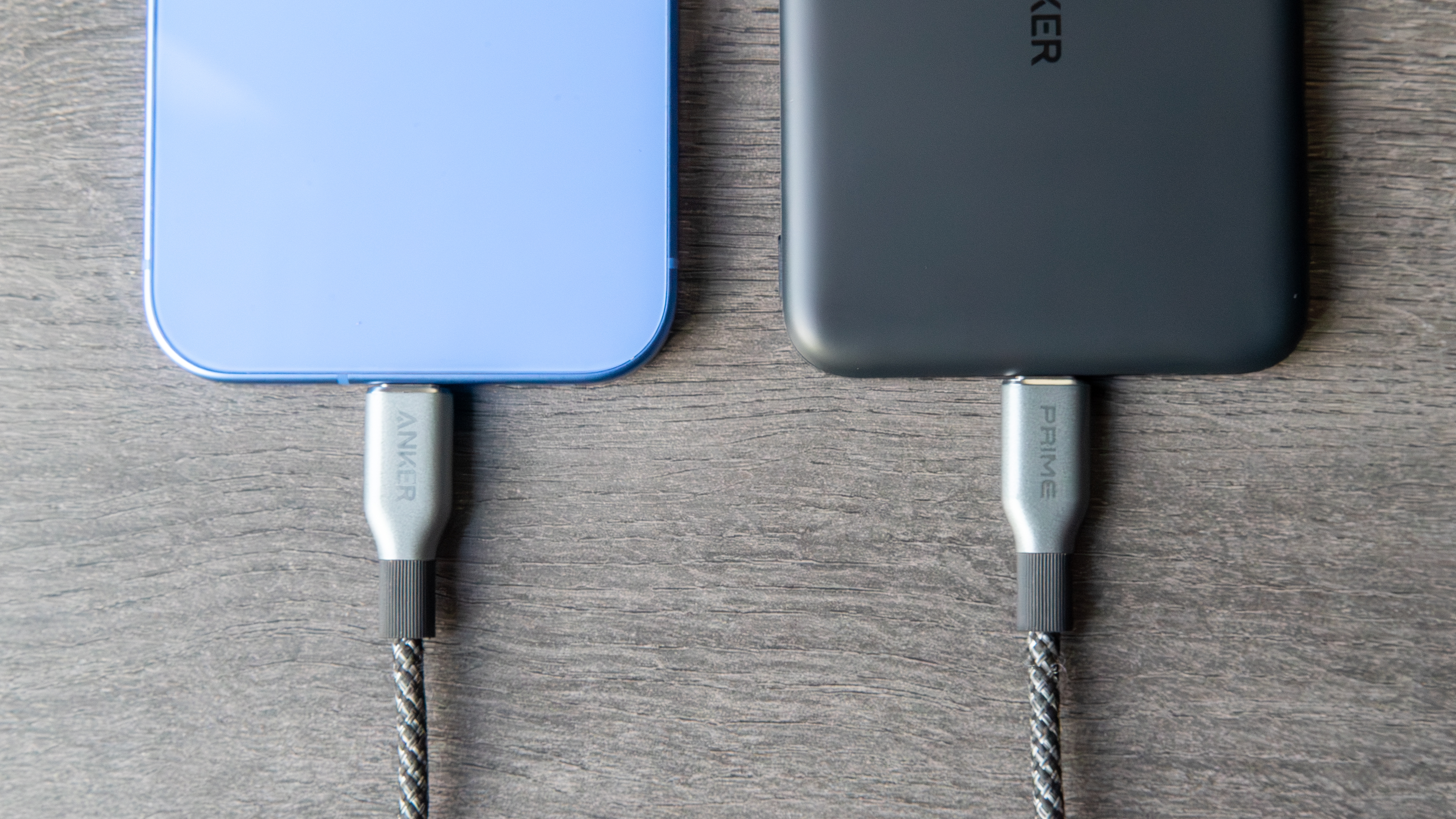 Το Anker MagGo Power Bank 5K φορτίζει ένα Pixel 10 με καλώδιο USB-C