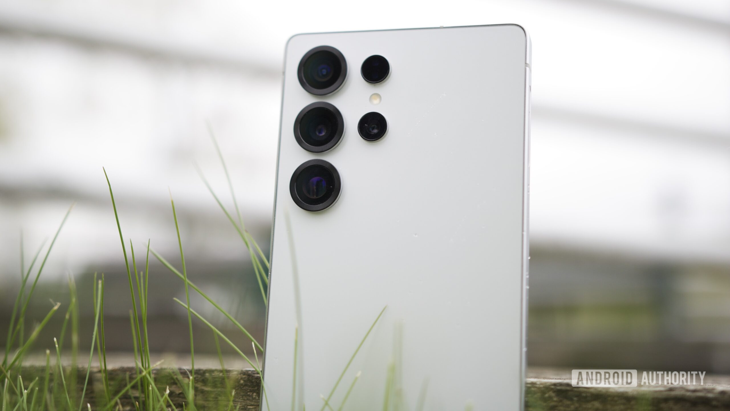 Μια κοντινή άποψη των πίσω καμερών στο Samsung Galaxy S25 Ultra.