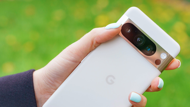 Χέρι που κρατά ένα Pixel 8 Pro που δείχνει το πίσω μέρος του