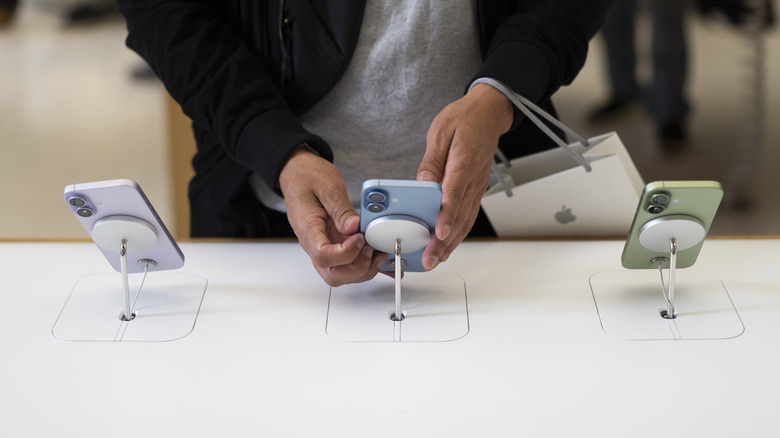 Τα χρώματα iPhone 18 εμφανίζονται σε ένα Apple Store