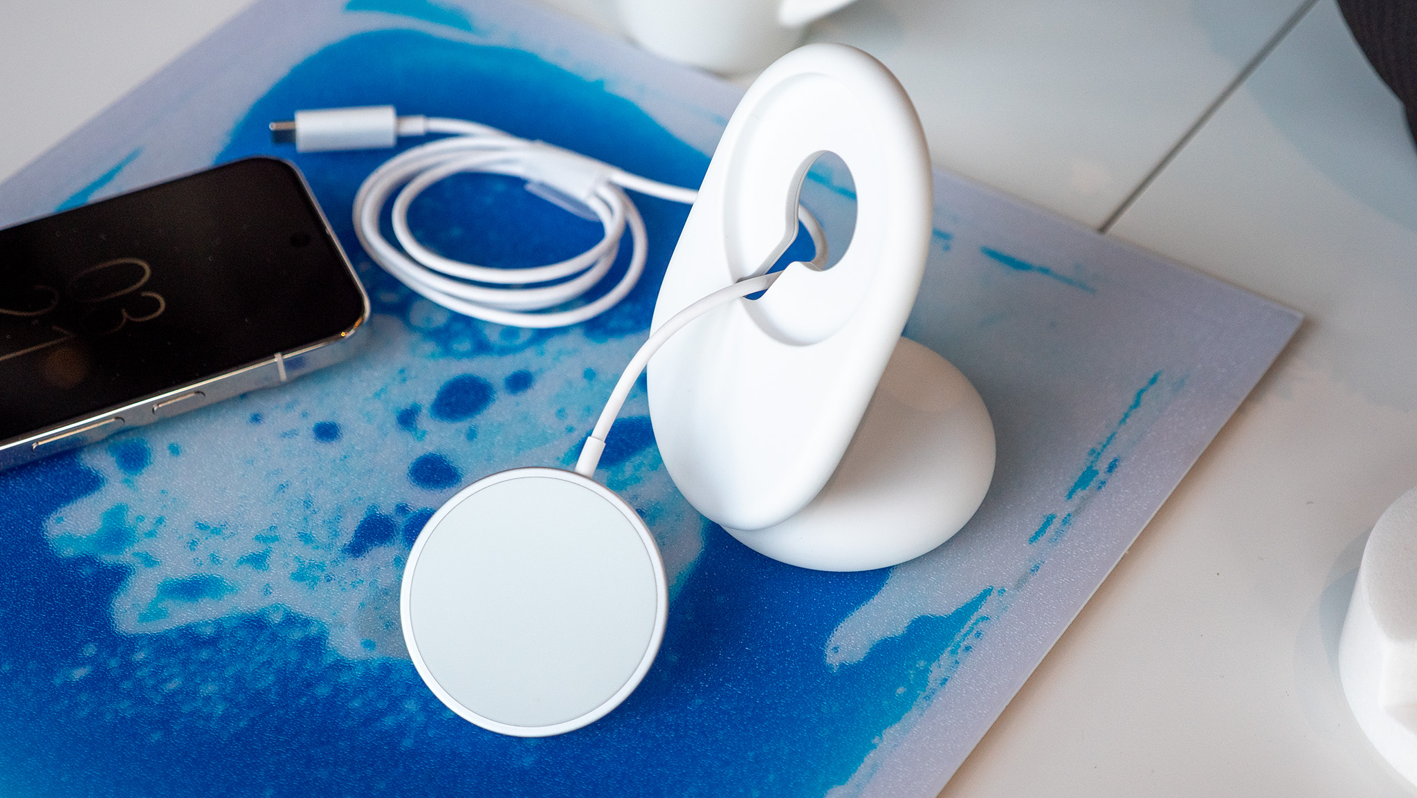 Ο επίσημος ασύρματος φορτιστής και βάση σύνδεσης Google Pixelsnap Qi2 για τη σειρά Google Pixel 10