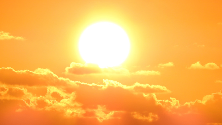 λαμπερός ήλιος που φωτίζει τον ουρανό