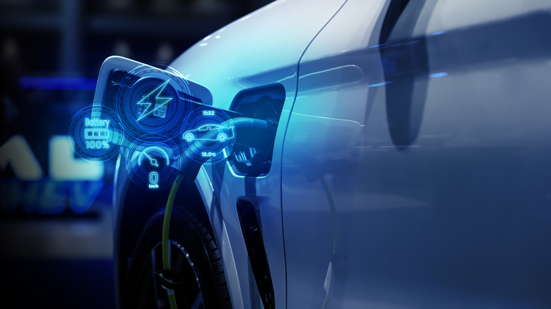 Ένα καλώδιο τροφοδοσίας που φορτίζει ένα βυσματωμένο όχημα EV