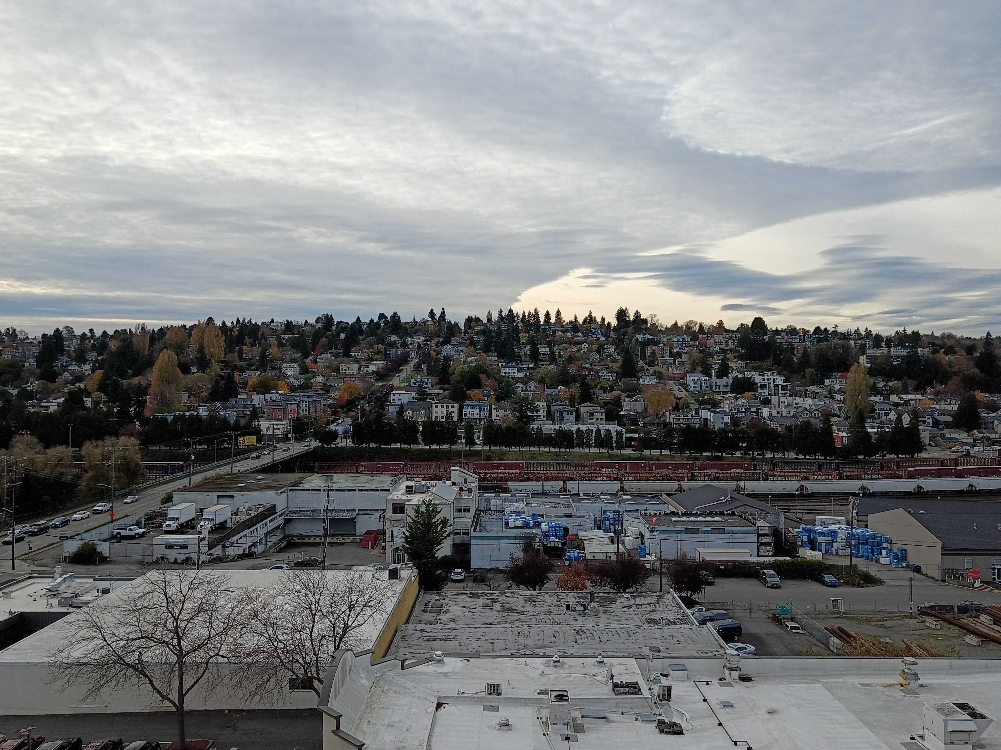 Ένας μεγάλος λόφος με σπίτια και δέντρα