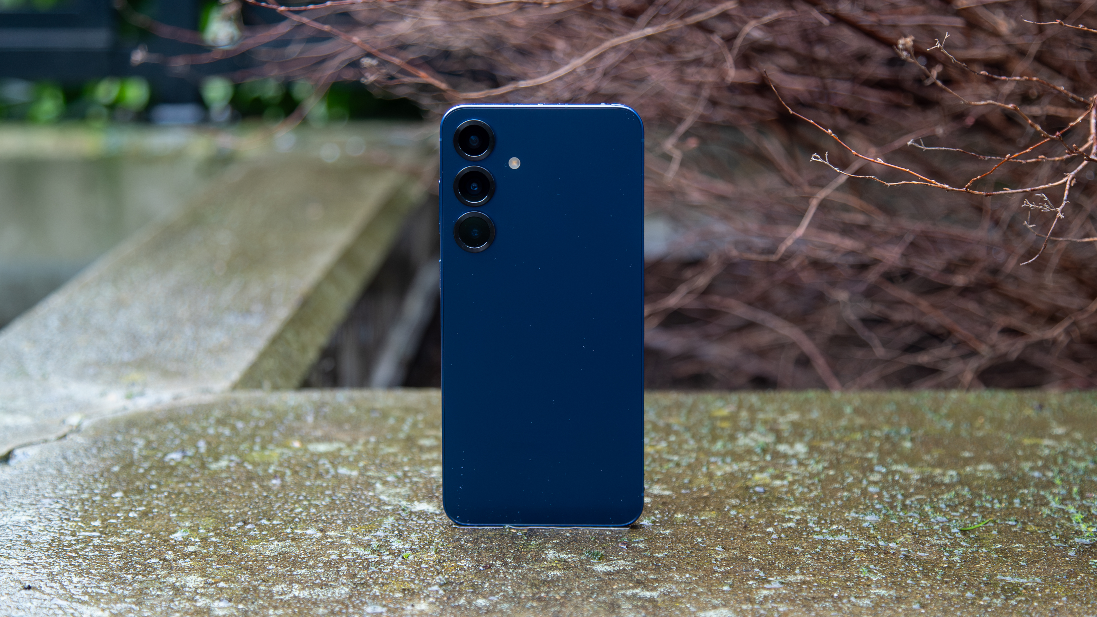 Το Galaxy S25 Plus σε εξωτερικούς χώρους σε υγρό, βροχερό καιρό