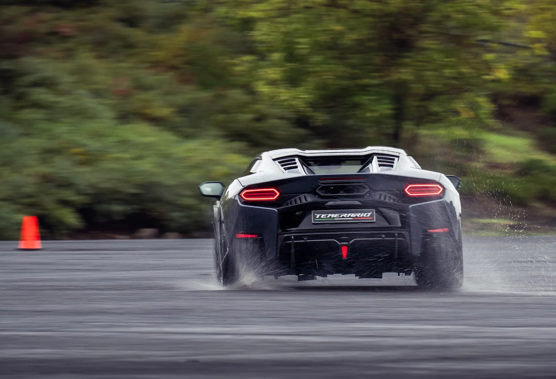 Το νέο υβριδικό supercar της Lamborghini περιλαμβάνει λειτουργία drift τριών επιπέδων και τρεις κινητήρες αξονικής ροής το πίσω μέρος μιας Lamborghini στο νερό