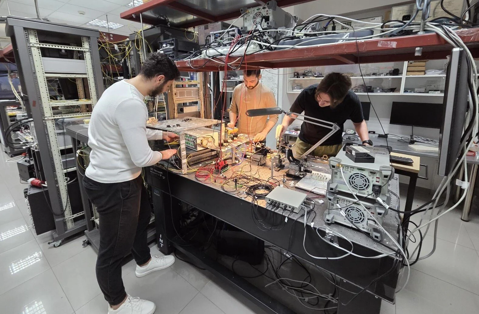 Ελληνικός Φωτονικός AI Επεξεργαστής: Σπάει το Ρεκόρ Υπολογιστικής Ικανότητας και Ανατρέπει τον Πλανήτη!