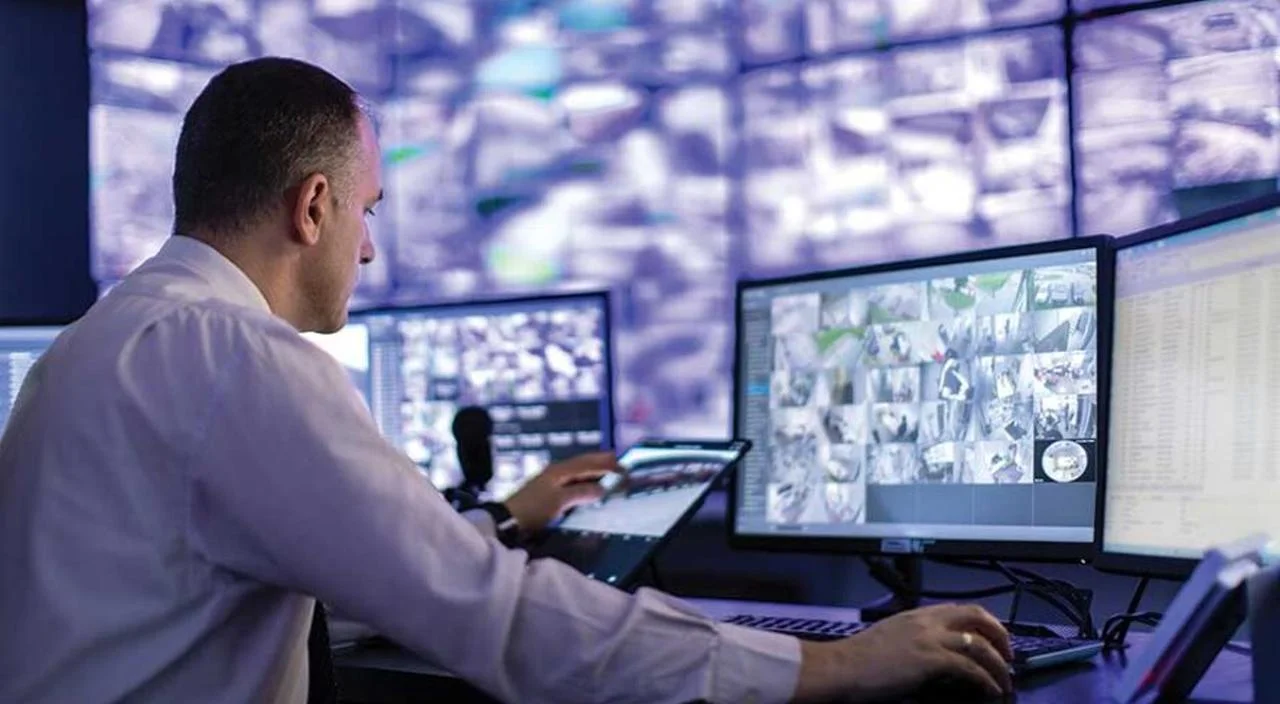 «Αποκάλυψη από πρώην πράκτορα της CIA: Σας παρακολουθούμε ΜΕΤΑ ΜΑΤΙΑ!»