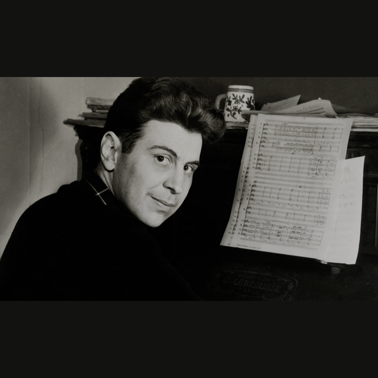 «Ανακαλύψτε τον Μίκη: Η Αποκαλυπτική Συμπαραγωγή της COSMOTE TV που Θα σας Σαγηνεύσει με τη Ζωή και το Έργο του Σπουδαίου Έλληνα Μουσικοσυνθέτη!»