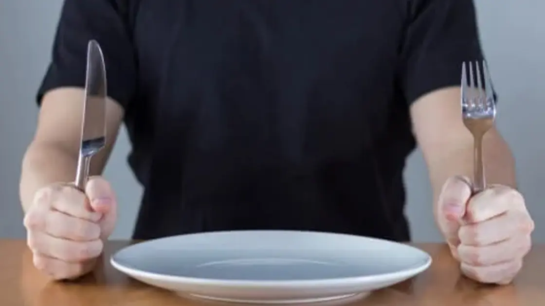 «Μάθε γιατί είναι λάθος να τρως πριν σερβιριστούν όλοι – Αυτός ο κανόνας θα σου αλλάξει τη ζωή!»