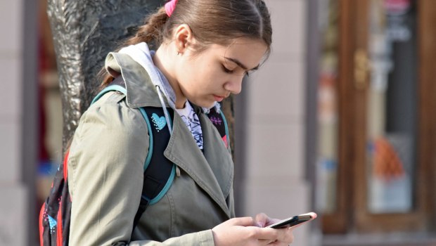 «Σοκ στη Γαλλία: Ετοιμάζονται να Κλείσουν τα Social Media για τα Παιδιά!»