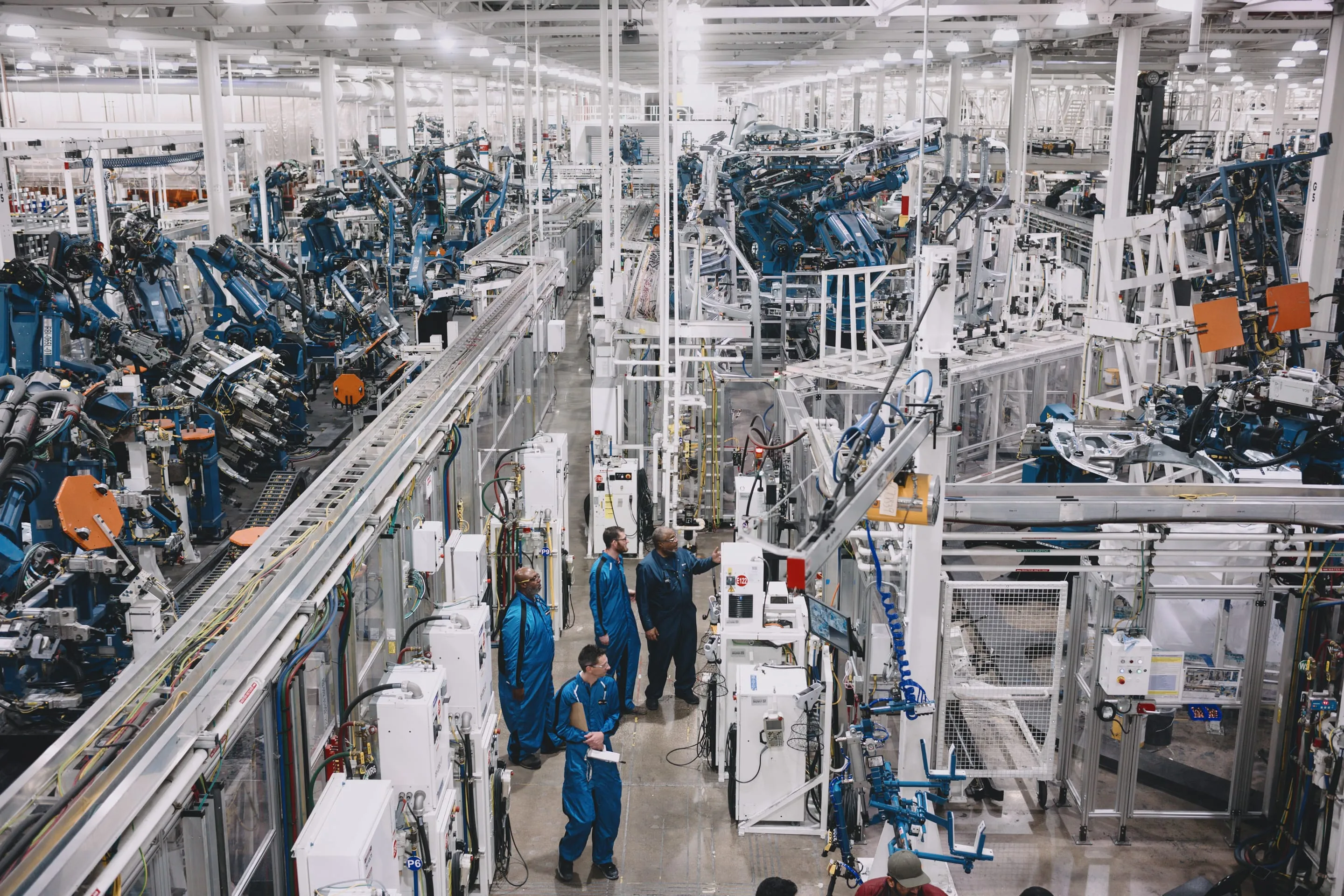 Η Rivian ανακοινώνει ένα τσιπ τεχνητής νοημοσύνης σε μια κίνηση προς το μέλλον της αυτόνομης οδήγησης ένα εργοστασιακό πάτωμα