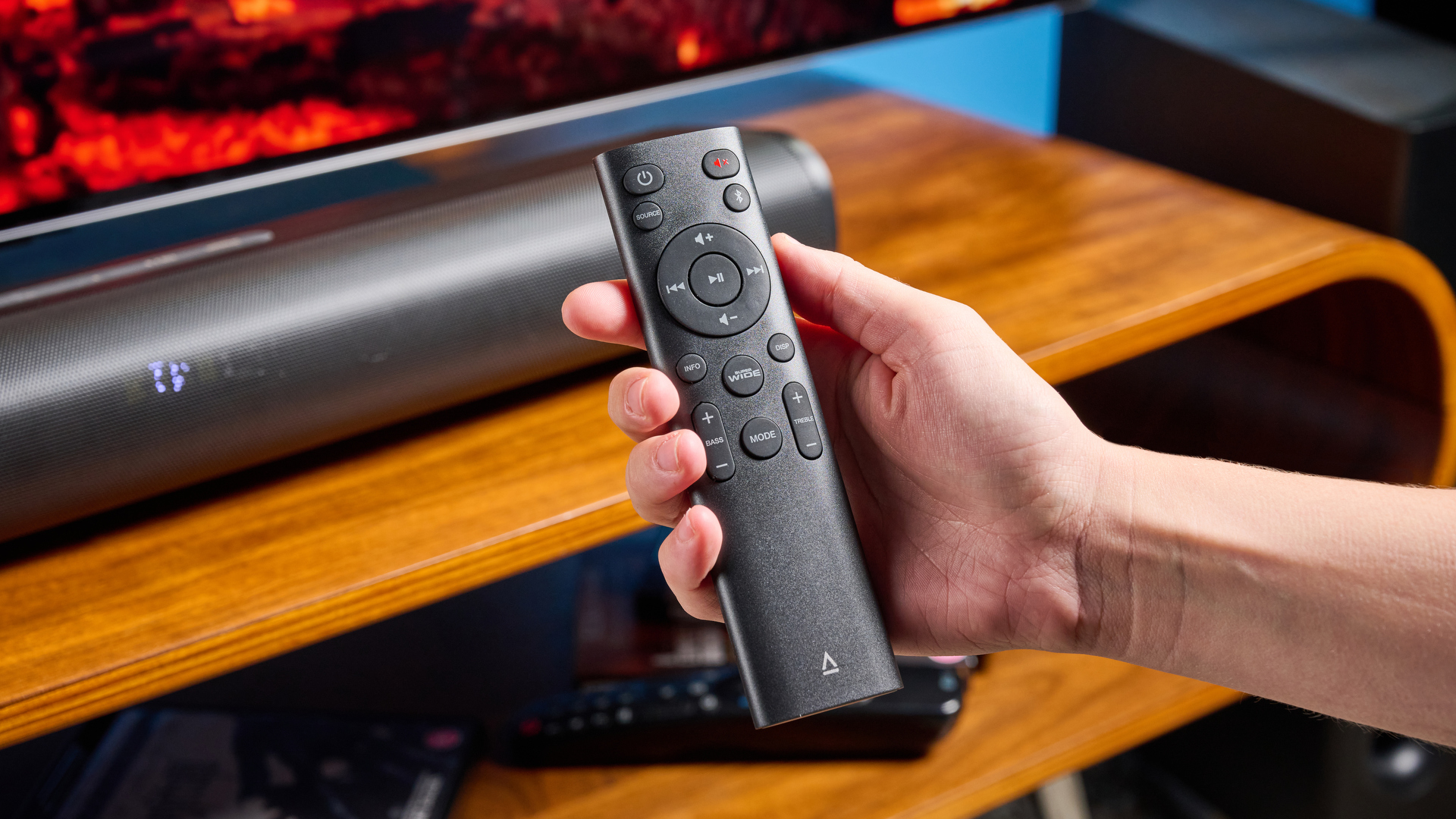 η δημιουργική μπάρα ήχου και το υπογούφερ της δημιουργικής σκηνής, ένα σύστημα οικιακού κινηματογράφου εξαιρετικά προϋπολογισμού με 2,1 κανάλια και ένα τηλεχειριστήριο που φωτογραφίζεται σε ξύλινη βάση τηλεόρασης με τηλεόραση πίσω