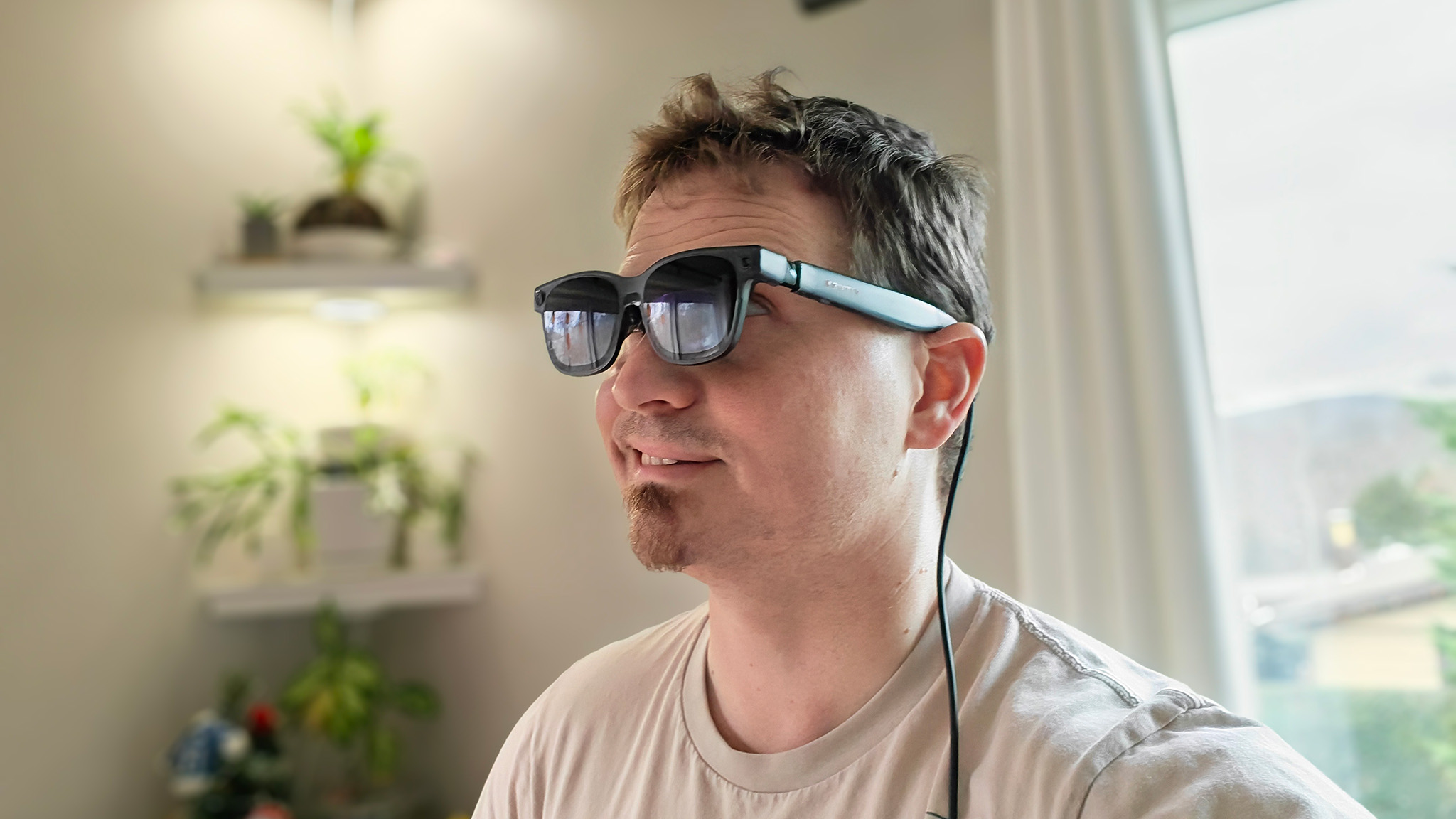 Φορώντας έξυπνα γυαλιά Viture Luma Ultra