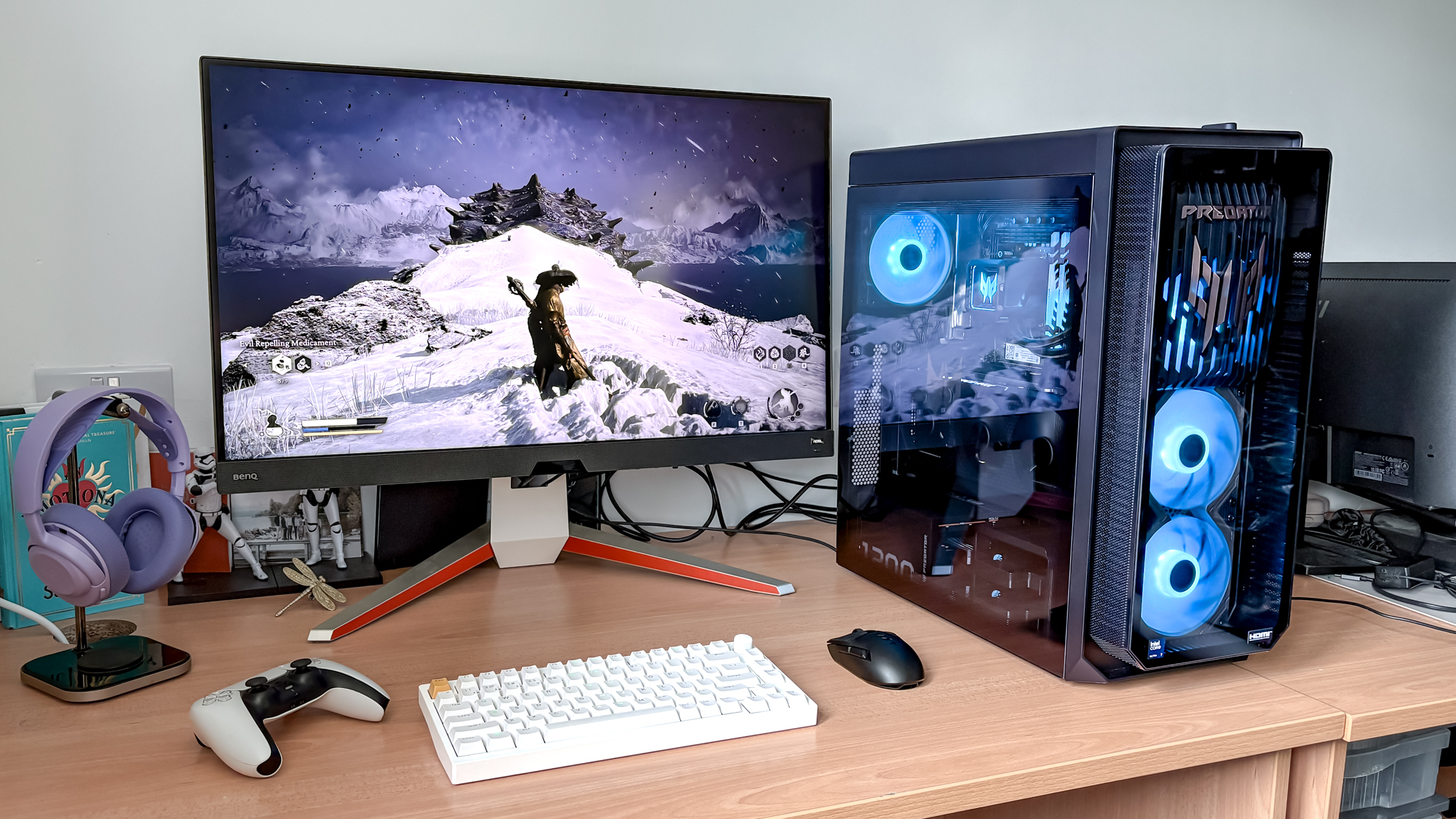 Acer Predator Orion 7000 στο γραφείο με οθόνη που δείχνει παιχνίδια Black Myth Wukong με πληκτρολόγιο, ποντίκι και χειριστήριο PS5