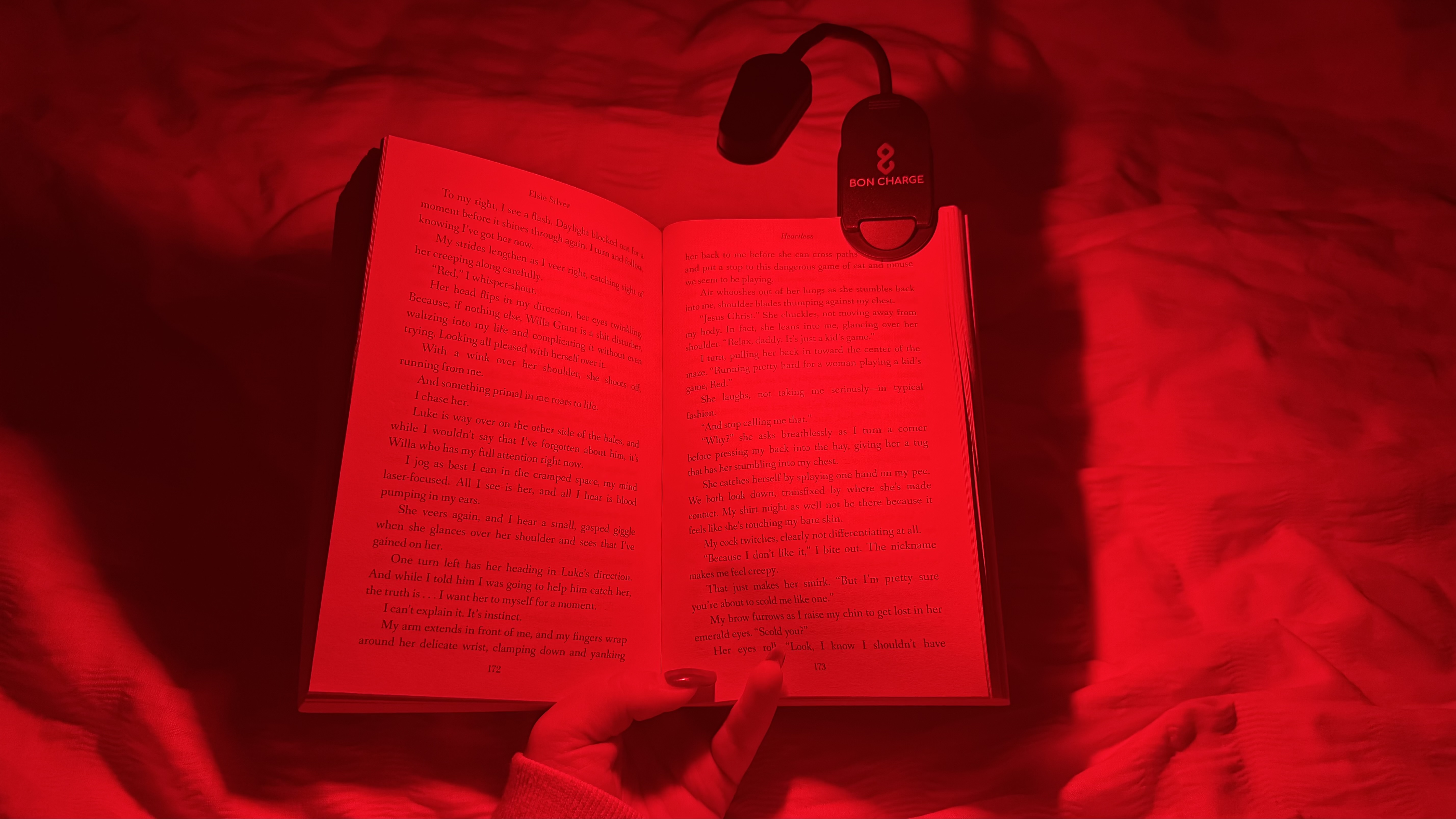 Ένα κόκκινο φως κόπηκε στη σελίδα του βιβλίου