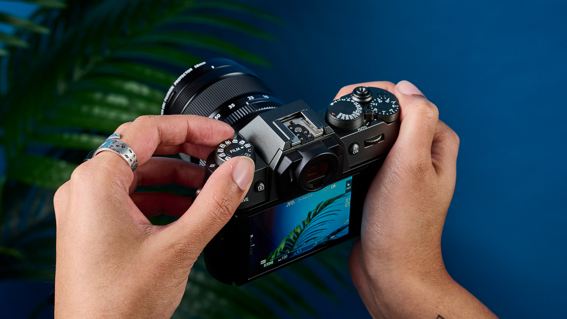 Μια κάμερα Fujifilm X-T50 σε γκρι ανθρακί