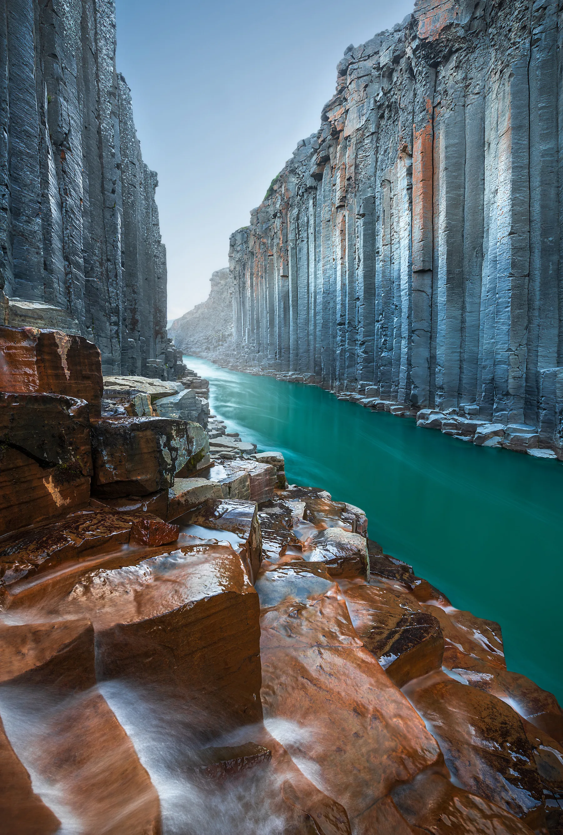 ποτάμι που ρέει μέσα από απότομους αρματωμένους βράχους