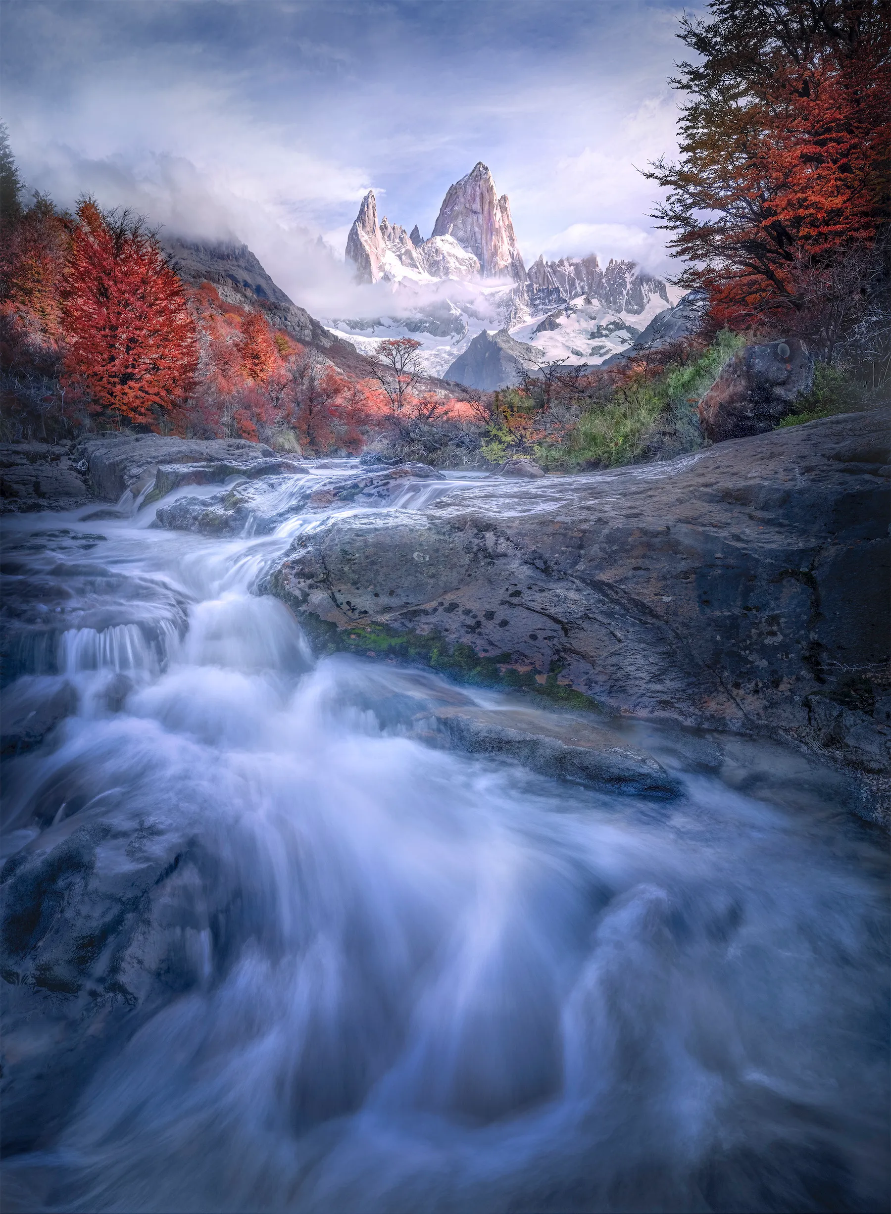 ένα ποτάμι σε ορεινή περιοχή