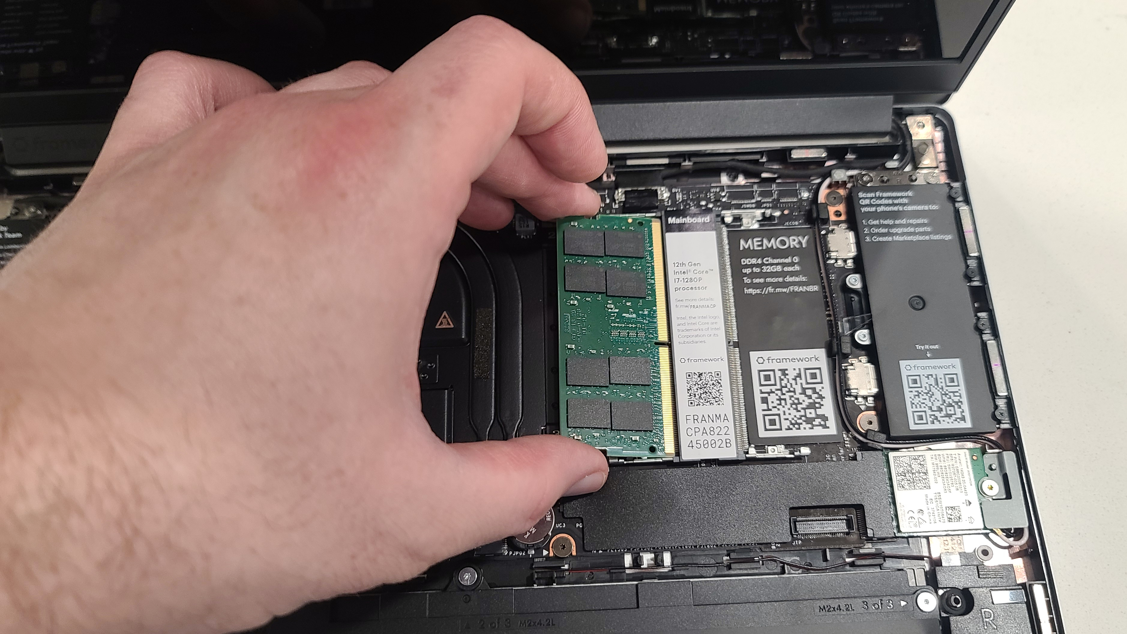 Framework Laptop DIY Edition που δείχνει εγκατάσταση RAM