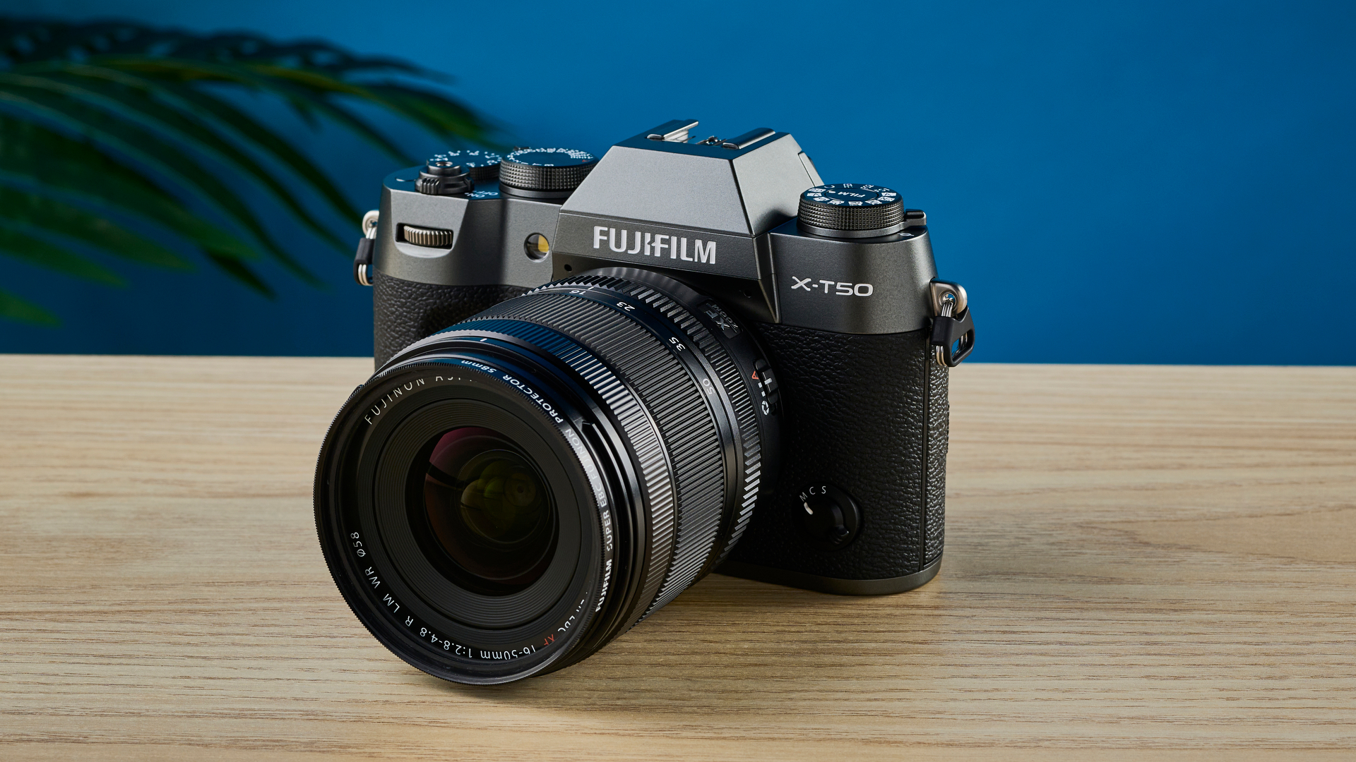 Μια κάμερα Fujifilm X-T50 σε γκρι ανθρακί