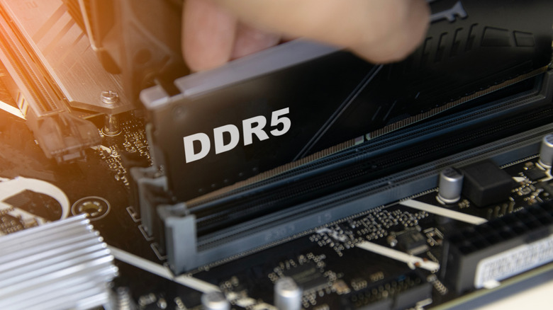 Το ραβδί ram DDR5 τοποθετείται σε υπολογιστή
