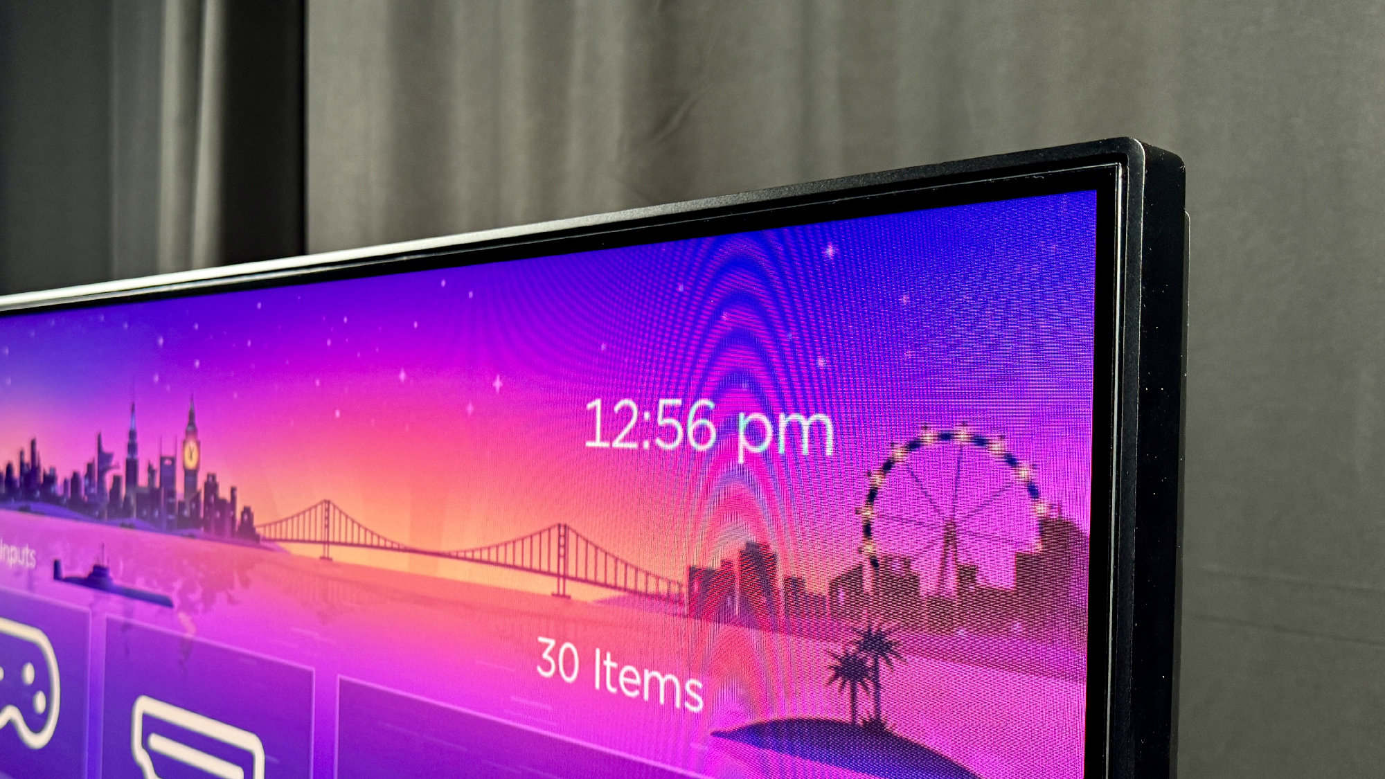 «Ανακαλύψτε Πώς να Σώσετε το Roku σας από το Μόνιμο Παγωμά! Μοναδικές Λύσεις που Πρέπει να Δείτε!» Σειρά Roku Pro σε πλάγια όψη στούντιο
