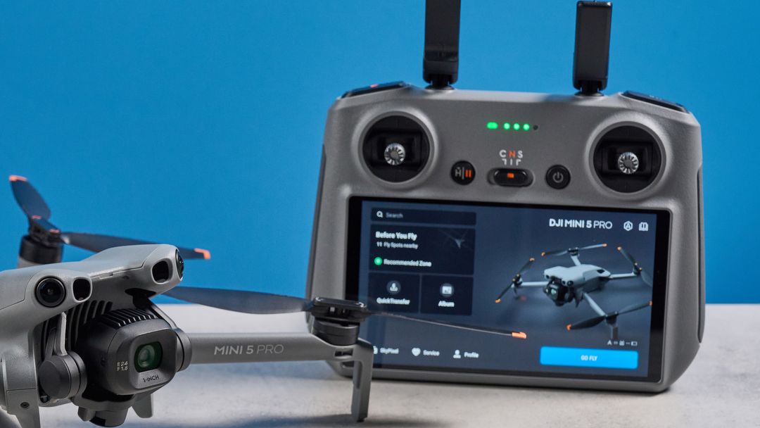 Ένα σκούρο γκρι drone DJI Mini 5 Pro