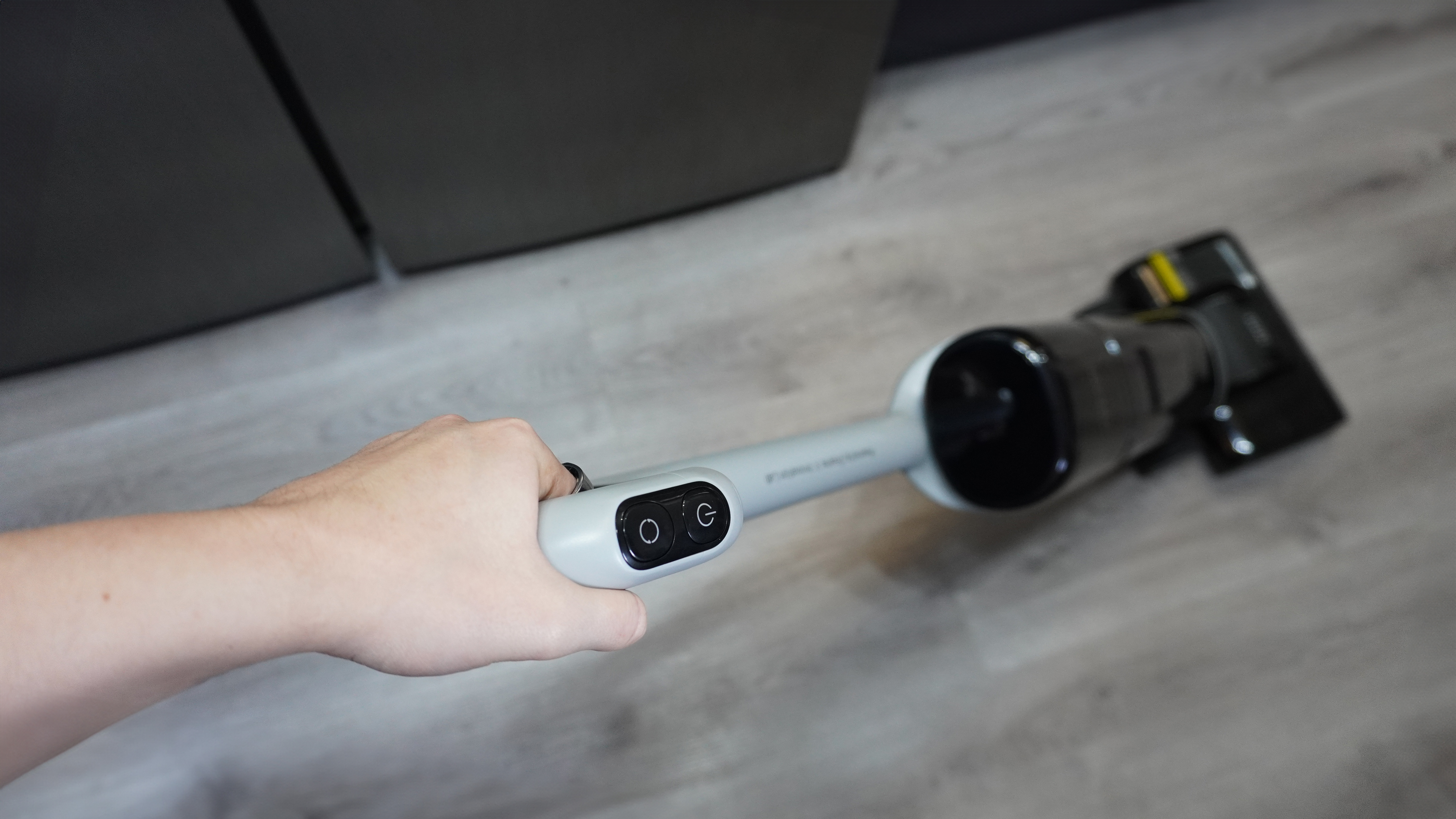 Dreame H15 Pro Θερμότητα υγρή και στεγνή ηλεκτρική σκούπα φωτογραφημένη σε χαλί.