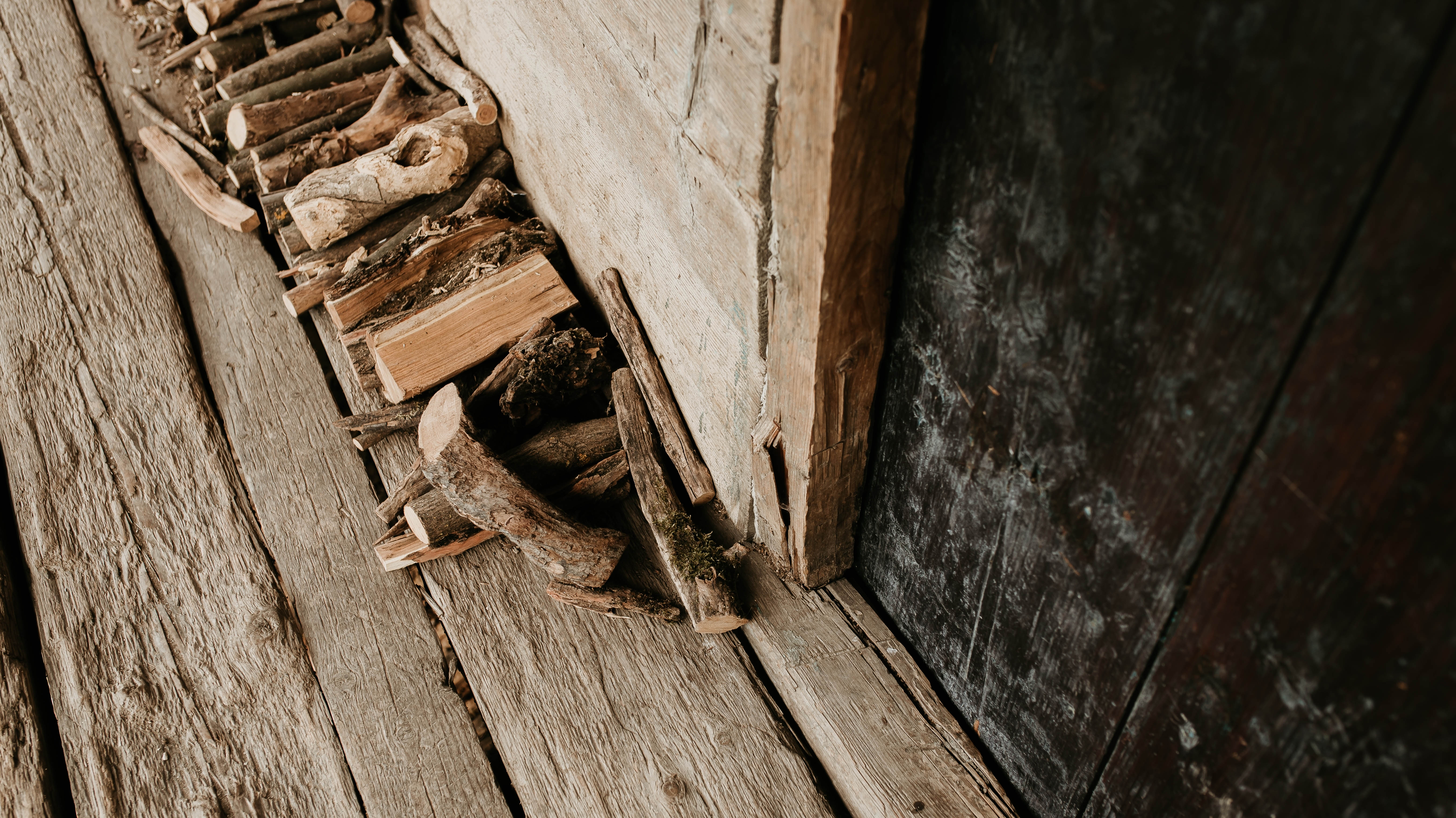 Ξύλινα κούτσουρα σε εξωτερικούς χώρους