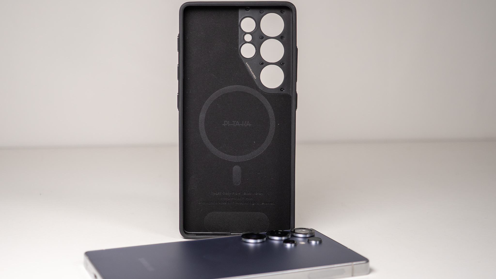 Η μαύρη και γκρι θήκη Pitaka PinButton για το Samsung Galaxy S25 Ultra