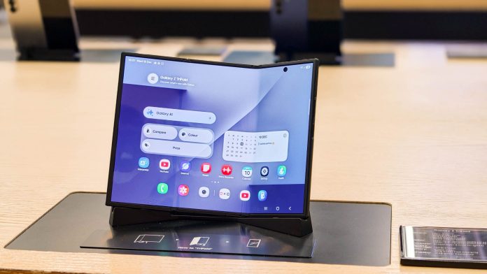 Έχουν περάσει μόνο 30 ημέρες και η οθόνη αυτού του Galaxy Z TriFold έχει ήδη καταρρεύσει