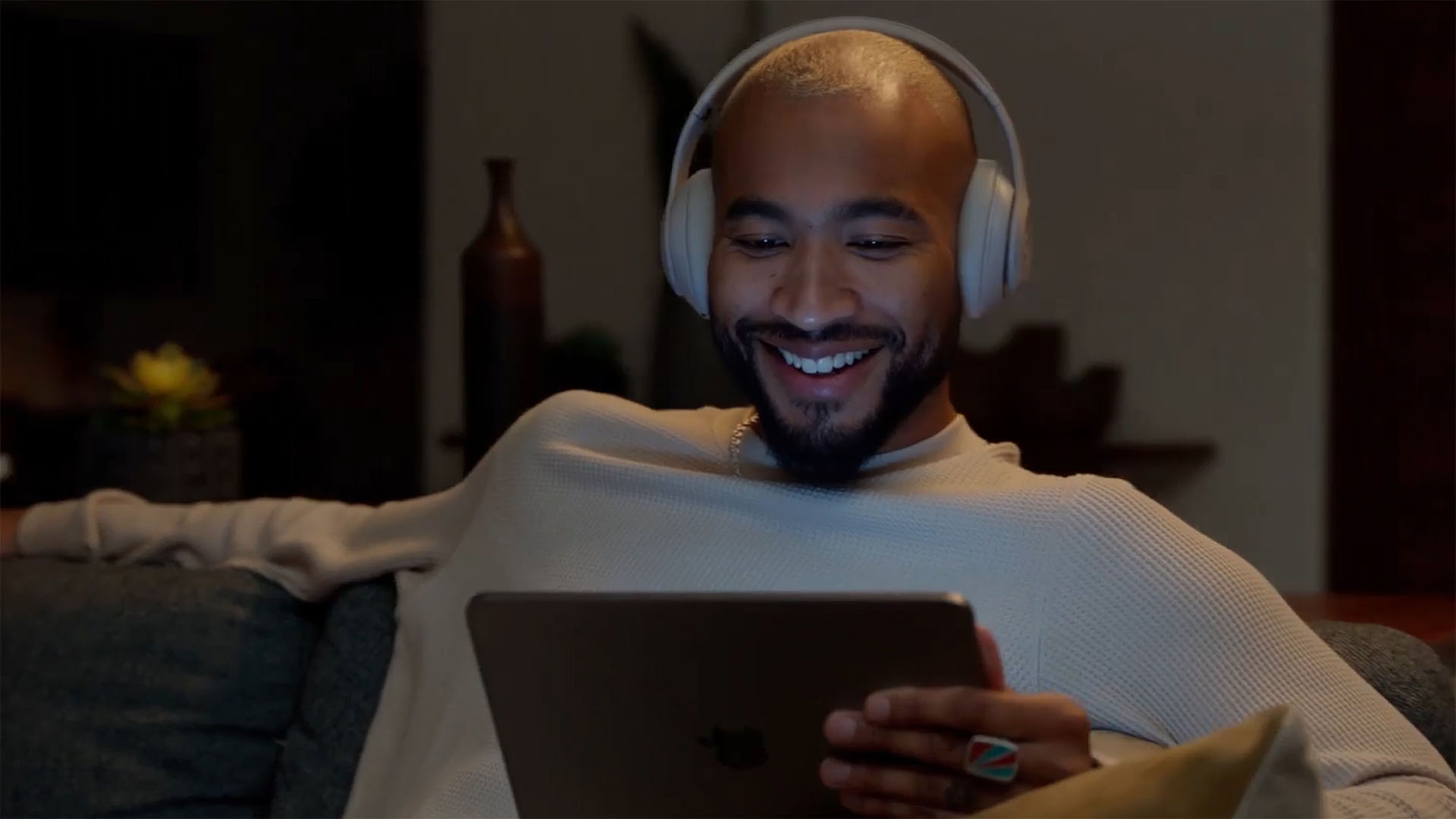 Το Beats Studio Pro έχει ενεργή ακύρωση θορύβου, διάρκεια ζωής μπαταρίας 40 ωρών, άνετα ακουστικά και ήχο σε επίπεδο πλατίνας, όλα με έκπτωση 49% στο Amazon